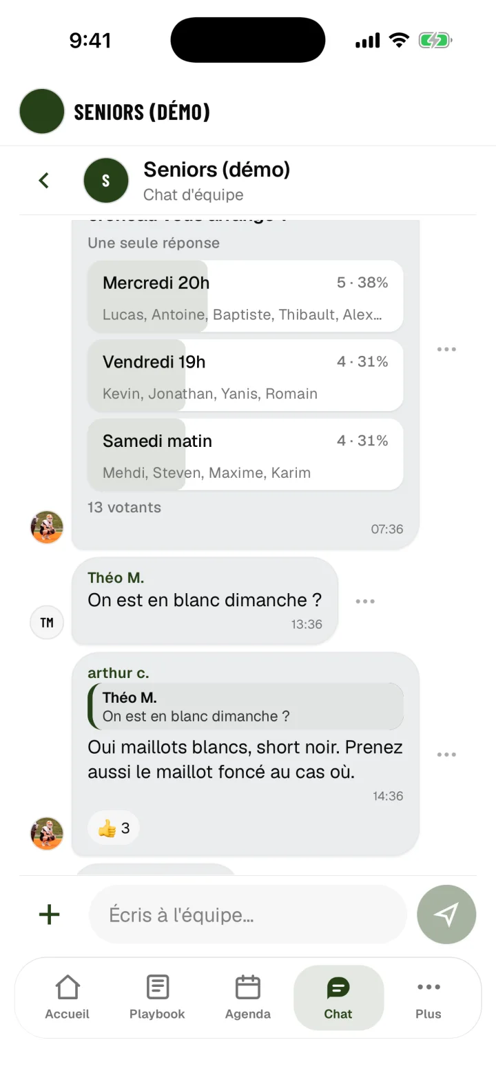 Le chat d'équipe&nbsp;: un sondage sur le créneau de la séance vidéo avec 13 votants, une question sur les maillots et la réponse citée du coach avec ses réactions.